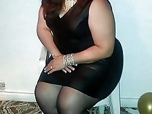 Kinky female posing fully undressed on photo