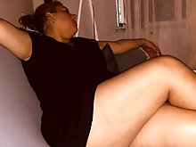 Attractive mature gilf is masturbating herself