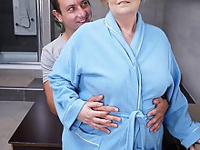 Big mature lady getting a scrub in her bath